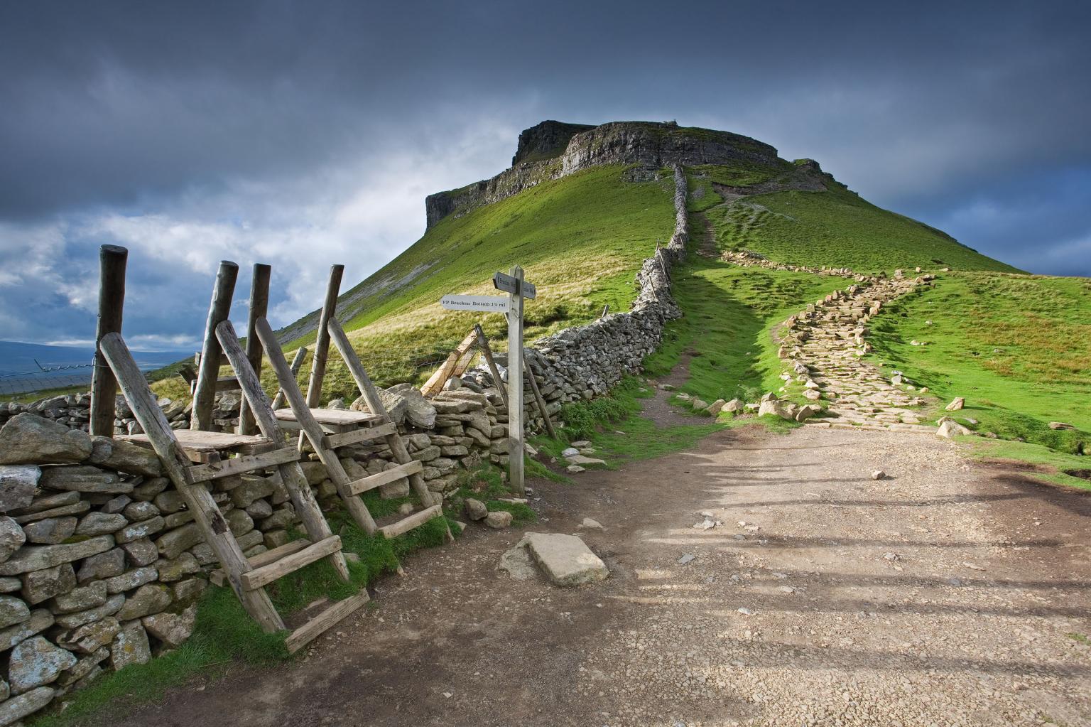 penyghent & the pennine way footpath David Speight Photography